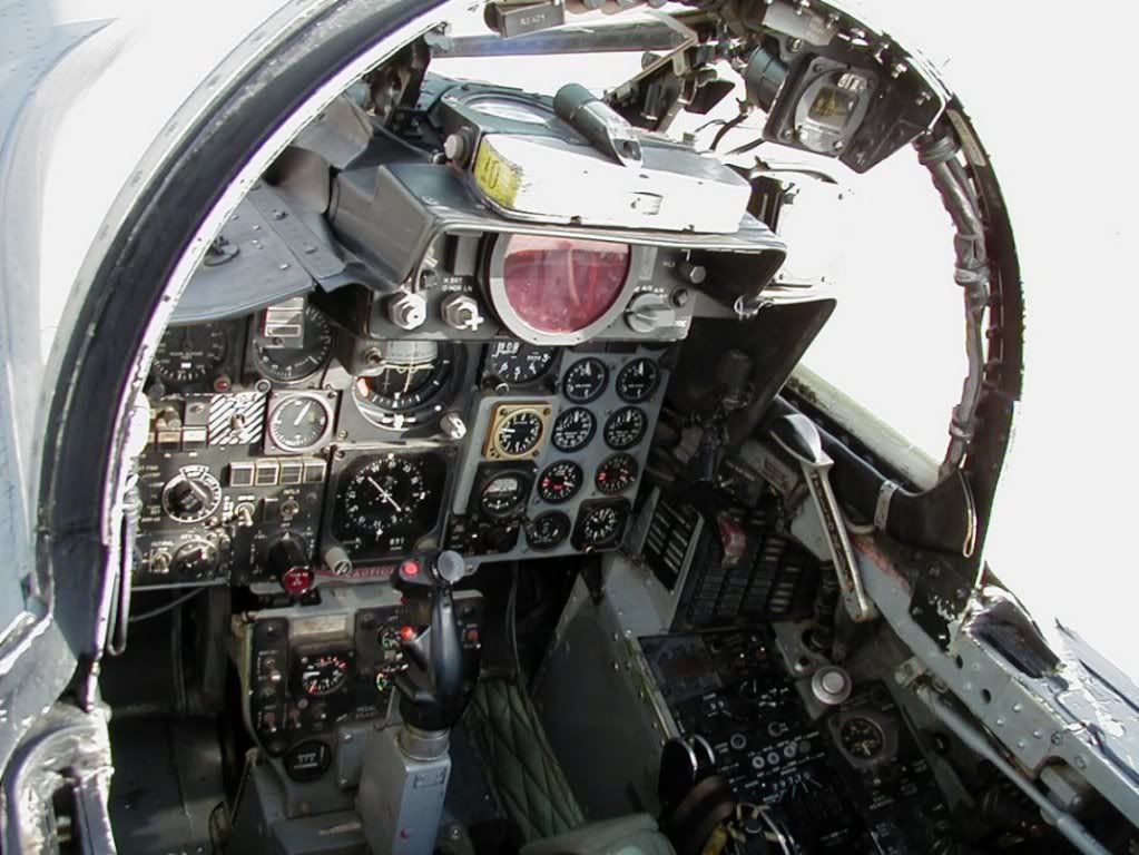 HAF-F204E-cockpit-1.jpg