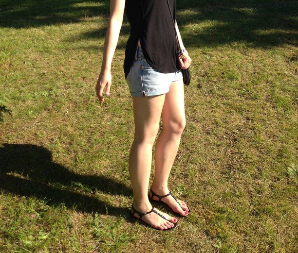 capucine aritzia wilfred capucine shirt, levi's denim shorts, chanel sandals