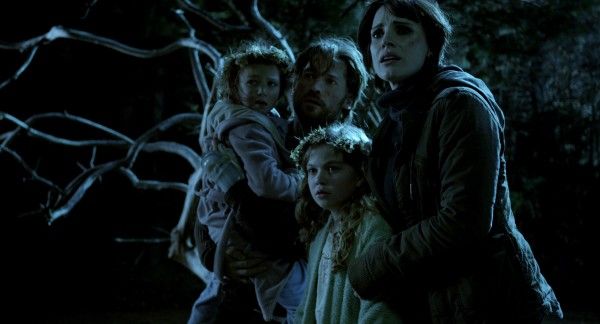 Jessica Chastain y Nikolaj Coster-Waldau en Mama, de Guillermo del Toro